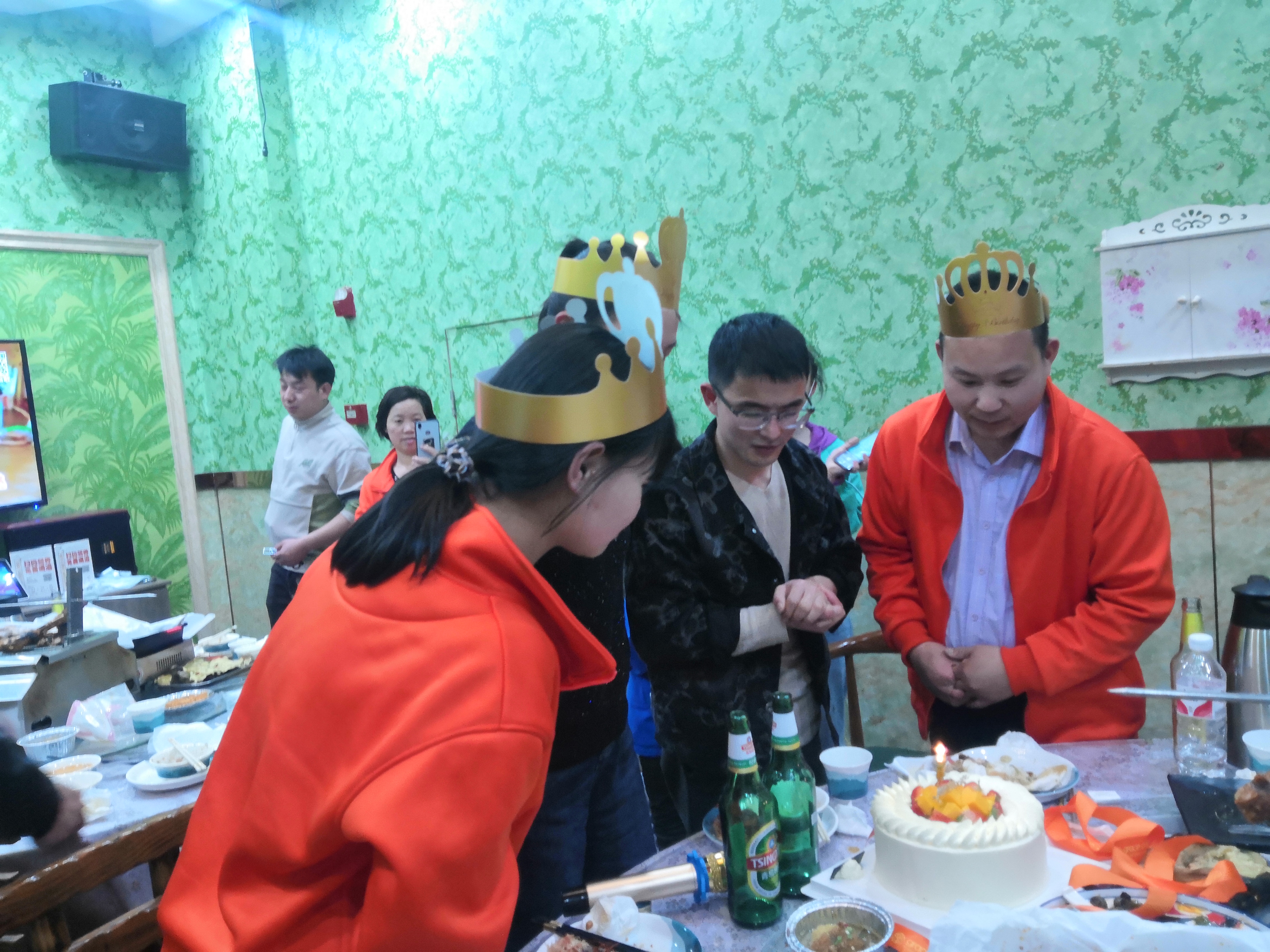 壽星們快給我們分蛋糕O(∩_∩)O